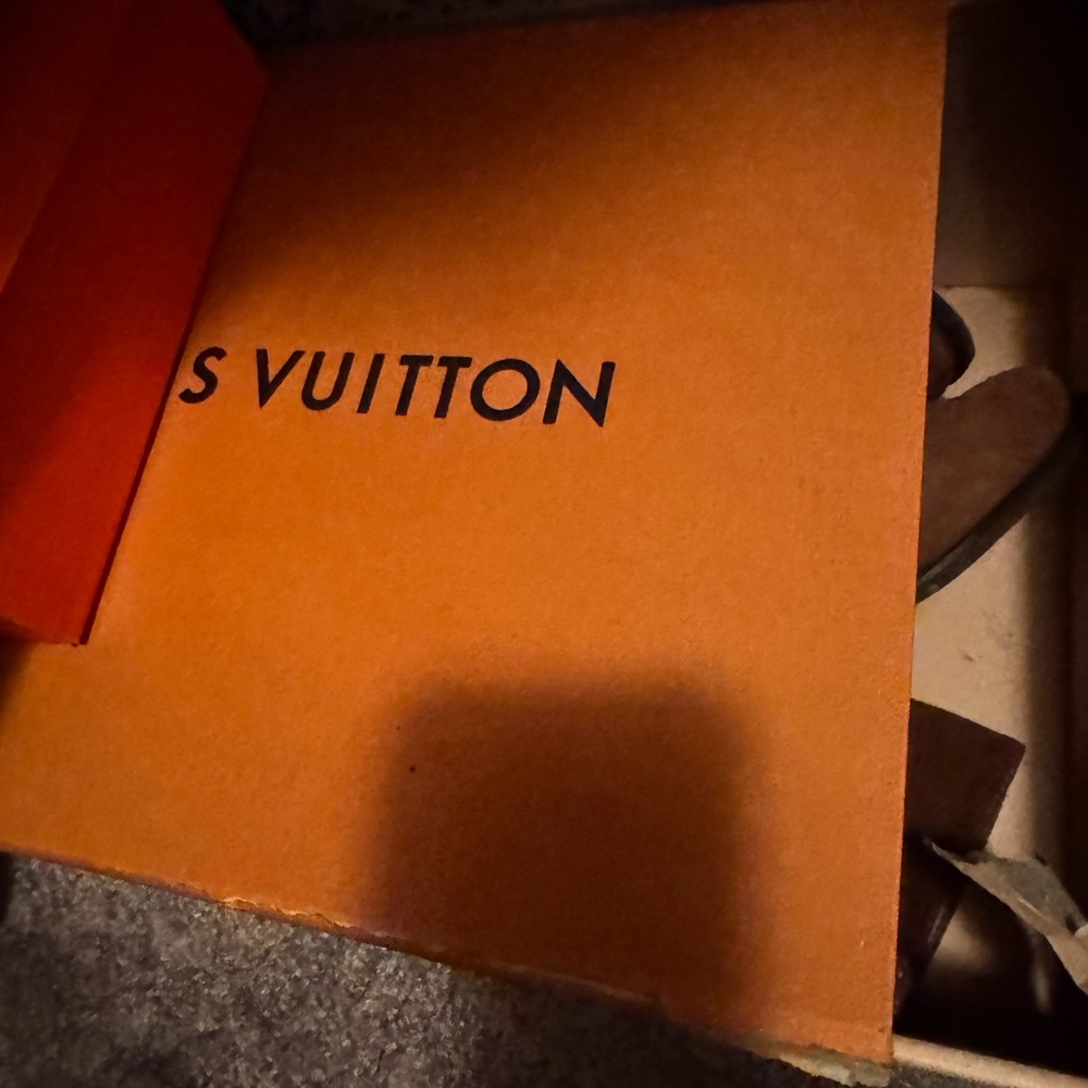 Selling Louis Vuitton boots wore like 5 times .. pretty much new. - Picture 3 of 11